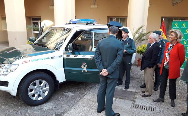 Acto de entrega de los dos vehículos, esta mañana en Badajoz:: HOY