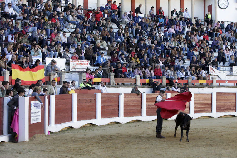 El buen tiempo arropó al tentadero organizado por Manuel Bejarano en el que 21 alumnos exhibieron su arte ante casi tres cuartos de plaza