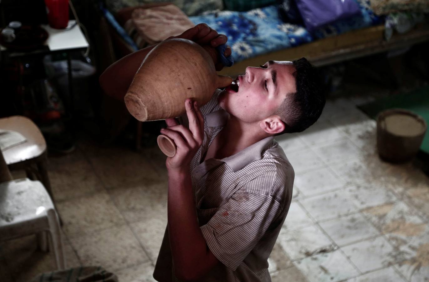 El palestino Jamal Fakhori y su hijo hacen vasijas de arcilla en su taller en la ciudad de Jaba, cerca de Jenin, en la ocupada Cisjordania