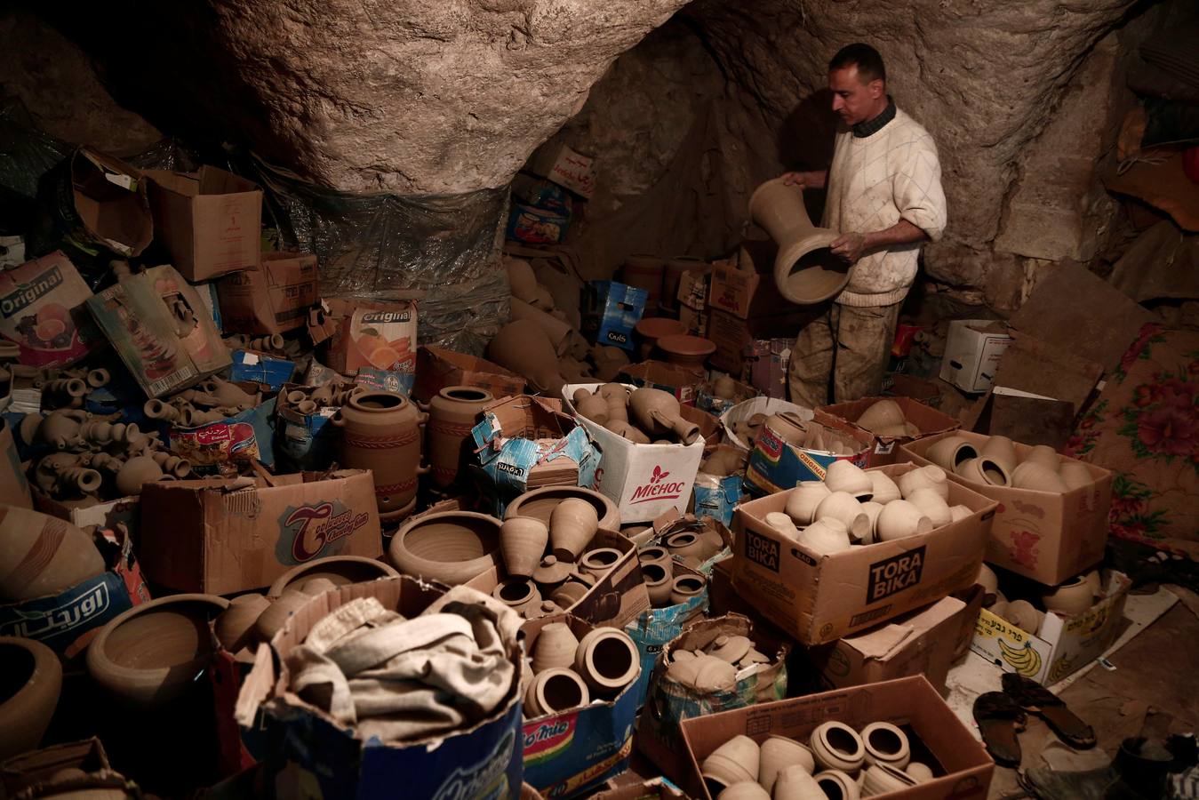 El palestino Jamal Fakhori y su hijo hacen vasijas de arcilla en su taller en la ciudad de Jaba, cerca de Jenin, en la ocupada Cisjordania