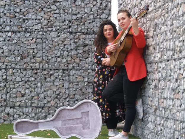 La cantaora Vicky González y la guitarrista Sara Castro, en Fuente del Maestre, donde viven. :: 