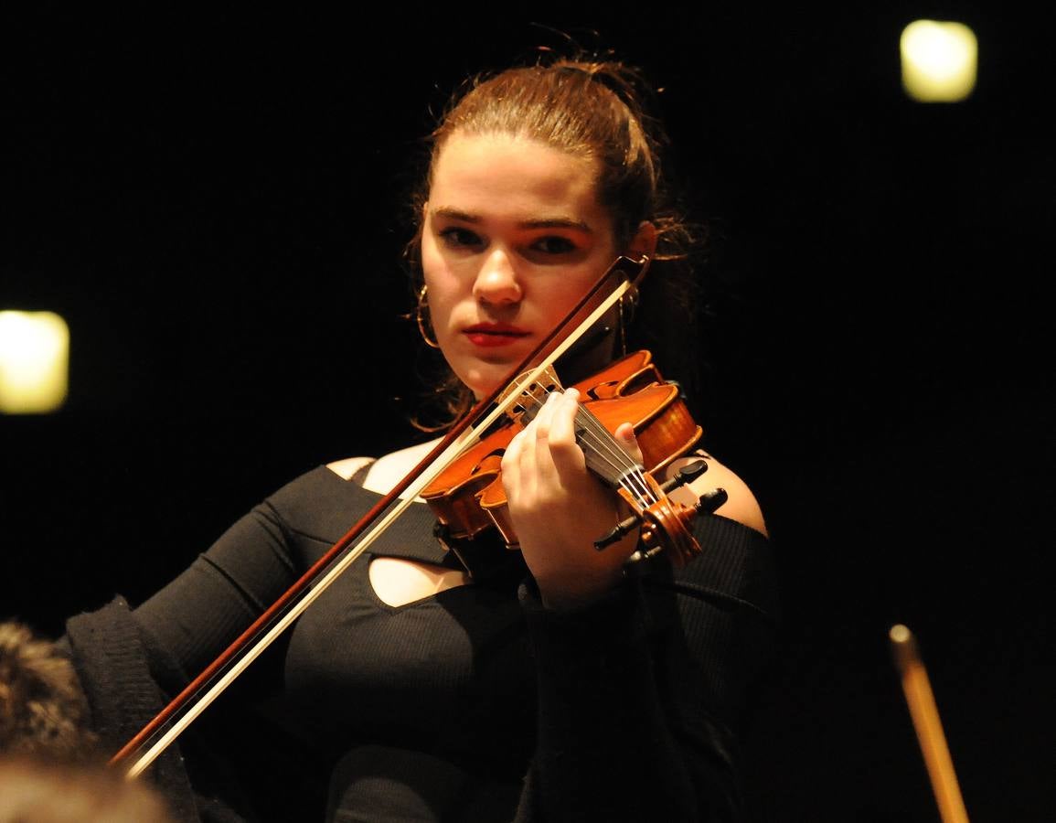 El programa vincula la sala de conciertos y la orquesta sinfónica con el aula de música de primaria, con el fin de explorar el repertorio orquestal, los fundamentos técnicos de la música así como el trabajo creativo y la composición, abordando el plan de estudios musical de manera práctica. Los estudiantes que participan en el programa Link Up (de 8 a 11 años de edad) asisten al final a un concierto participativo donde cantan, bailan y tocan la flauta dulce e instrumentos sinfónicos con la orquesta desde sus propios asientos.