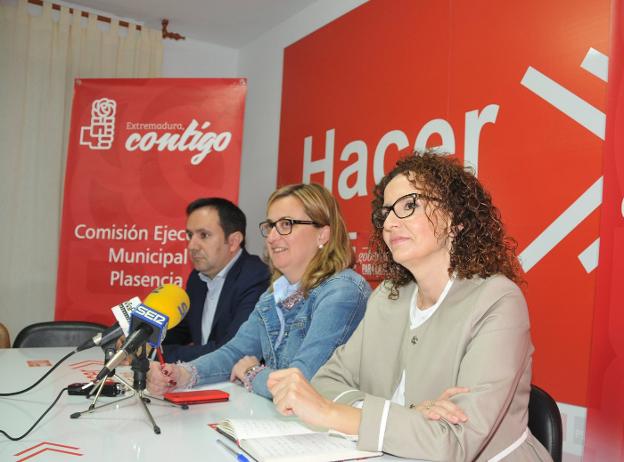 César Ramos, Blanca Martín y Pilar Lucio, ayer en el PSOE. :: d. palma