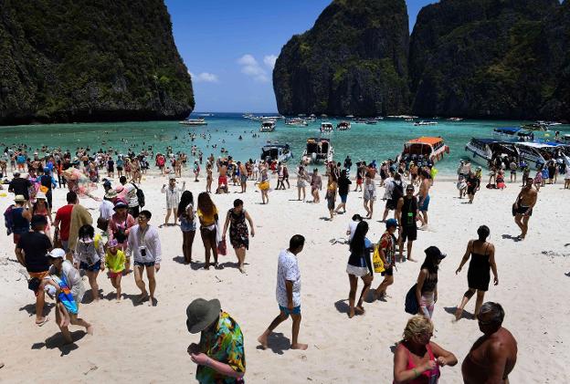 La foto está tomada en Maya Bay Beach el 9 de abril, días antes de que las autoridades tailandesas decidieran que, a partir de junio, la playa se cerrará al público hasta nuevo aviso. 