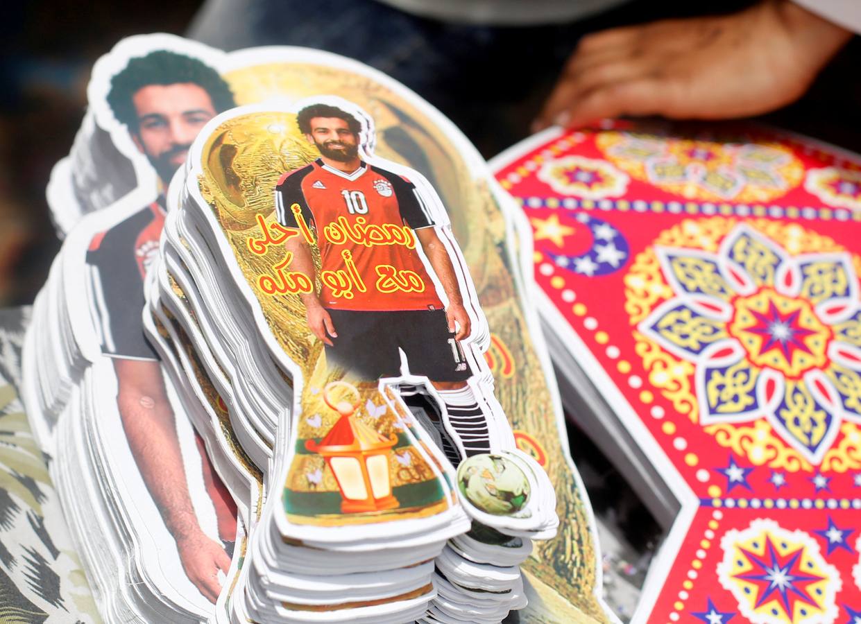 Los juguetes del futbolista delantero del Liverpool, Mohamed Salah, se venden en un mercado, antes del comienzo del sagrado mes de Ramadán en El Cairo, Egipto.