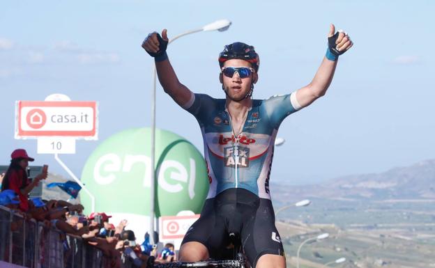 Tim Wellens celebra la victoria de etapa. 