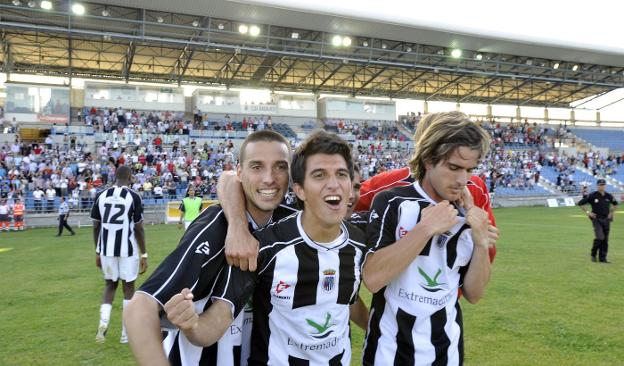 Álex Herrera celebra la permanencia ante el Universidad Las Palmas en 2011 con el héroe Ortiz y Gabri Grille. :: J. V. ARNELAS