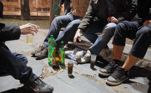 Imagen de archivo de menores consumiendo alcohol en la calle 