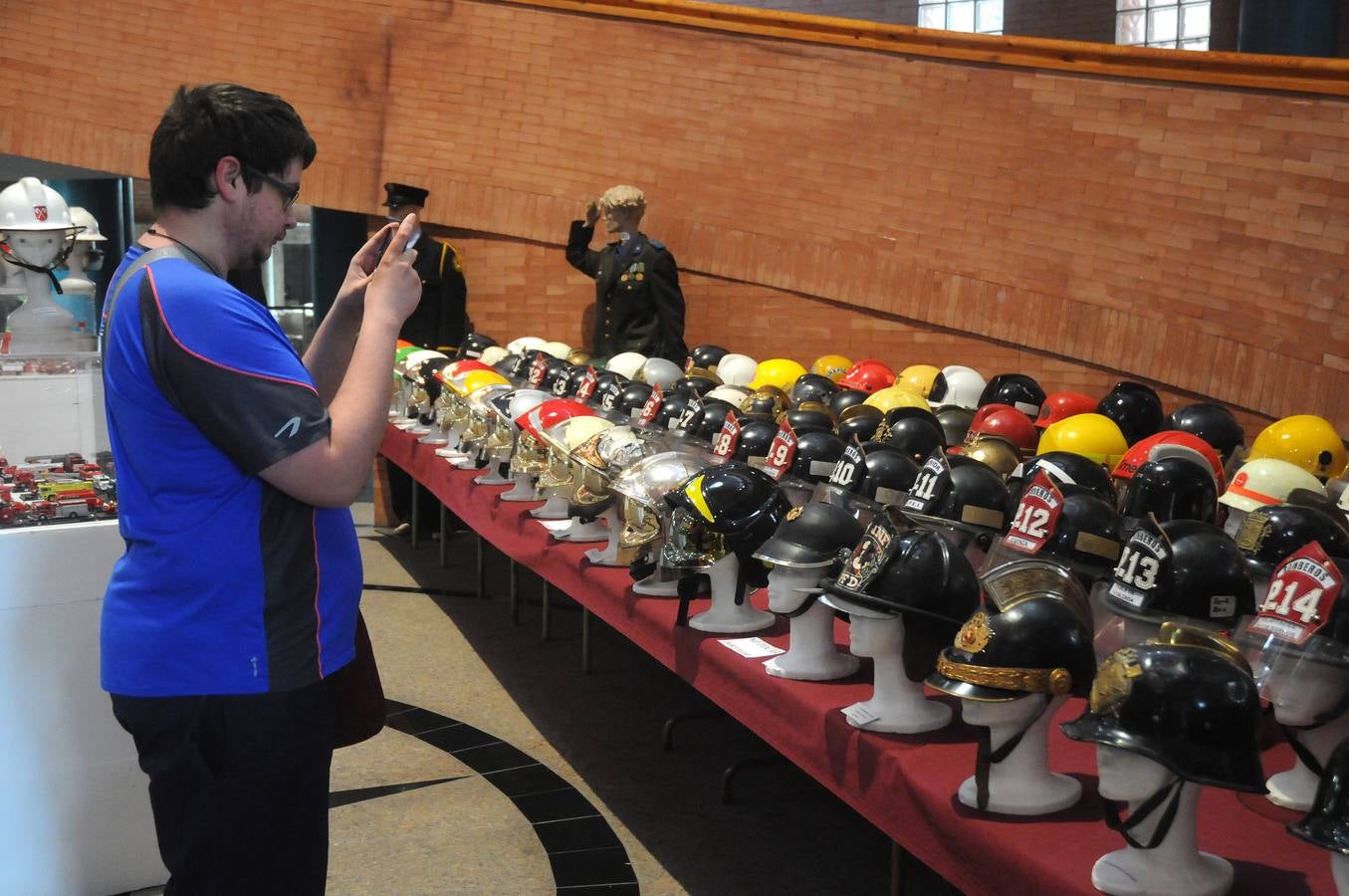 Del 7 de mayo al 3 de junio se podrá visitar, en el Centro Cultural Alcazaba, la exposición 'Bomberos del Mundo' formada por diferentes objetos de la colección particular del bombero emeritense José Manuel Rivero Tapia.