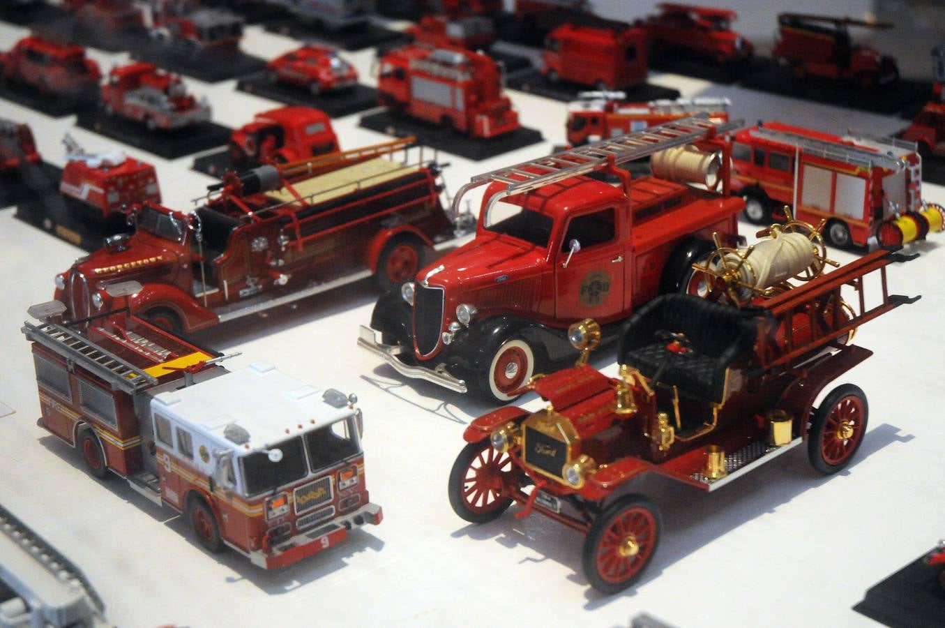 Del 7 de mayo al 3 de junio se podrá visitar, en el Centro Cultural Alcazaba, la exposición 'Bomberos del Mundo' formada por diferentes objetos de la colección particular del bombero emeritense José Manuel Rivero Tapia.