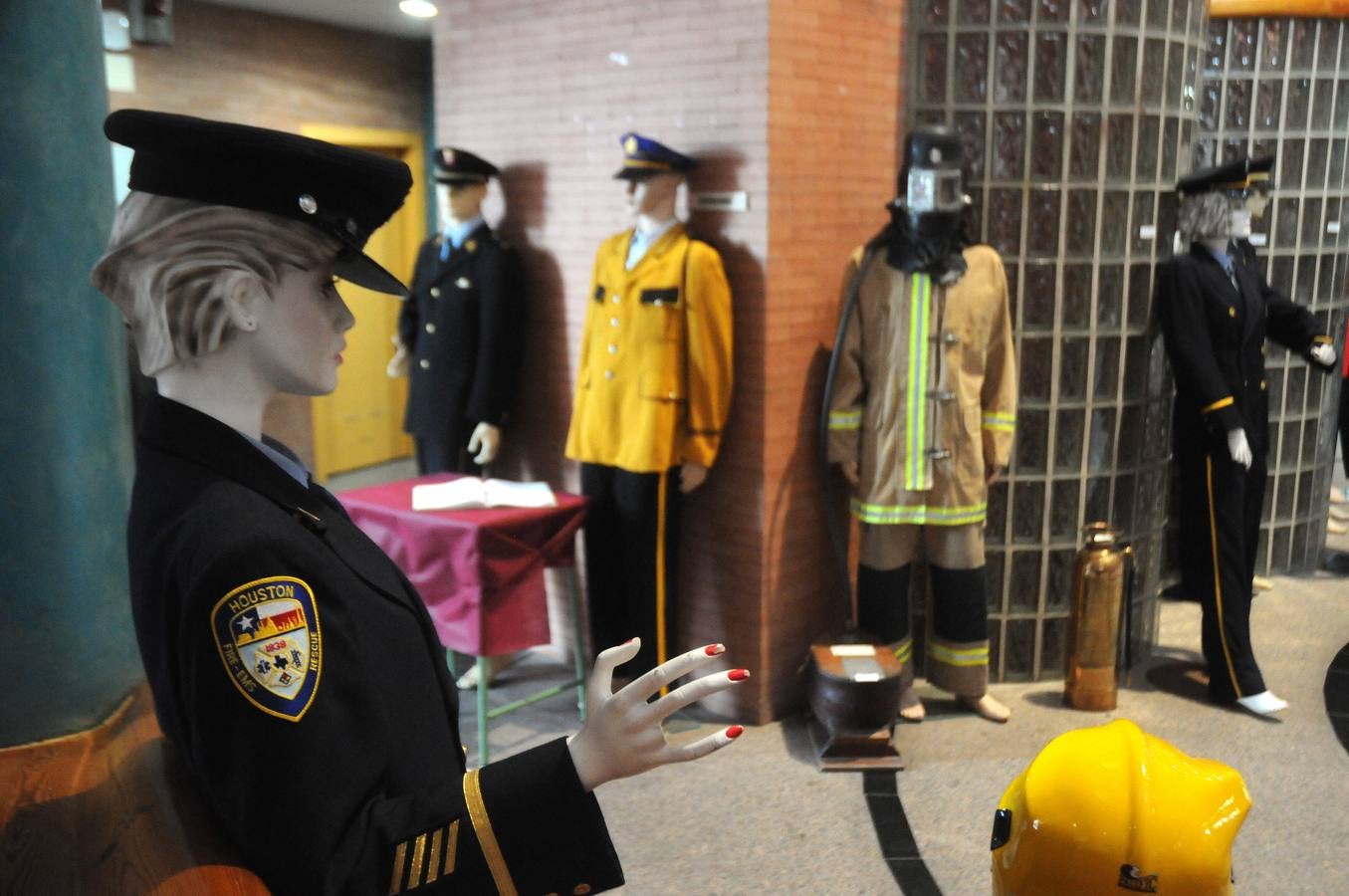Del 7 de mayo al 3 de junio se podrá visitar, en el Centro Cultural Alcazaba, la exposición 'Bomberos del Mundo' formada por diferentes objetos de la colección particular del bombero emeritense José Manuel Rivero Tapia.