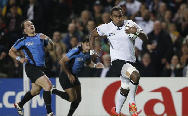 El fijiano Leone Nakarawa (d), durante un partido con su selección.