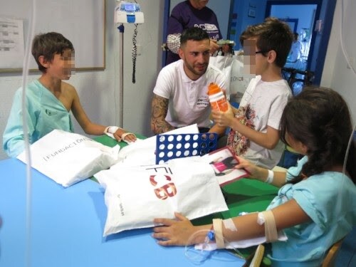 Rubén Tanco visita a los niños de Oncología del Materno Infantil 