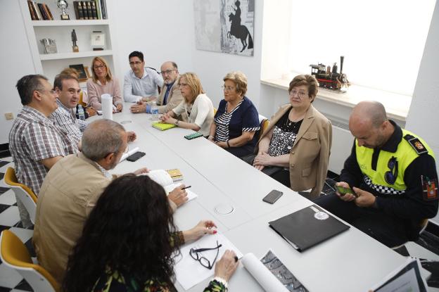 La alcaldesa, Elena Nevado (al fondo), junto al concejal Víctor Bazo en la reunión con los colectivos . :: am