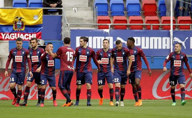 Los jugadores del Eibar celebran el gol de Charles. 