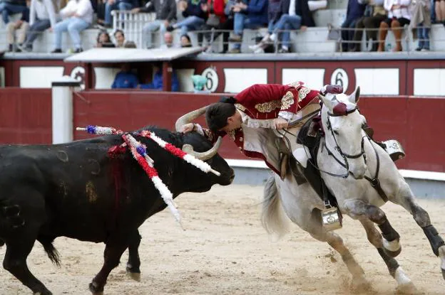 Joao Moura, hijo, se luce sobre la testuz del toro que lo tocó en suerte ayer en Las Ventas. :: EFE