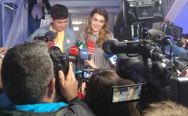 Alfred y Amaia atienden a los periodistas tras la gala de Eurovisión.