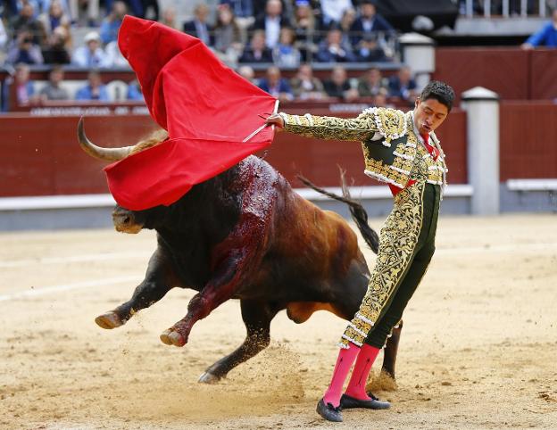 El mexicano Sergio Flores da un pase por la espalda a uno de sus toros de ayer en Las Ventas. :: EFE