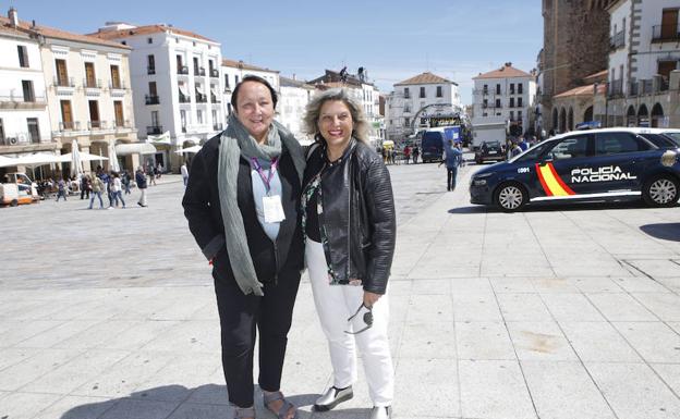 Danía Débora y Silvia González ayer en la Plaza Mayor mientras se desmontaba el escenario principal