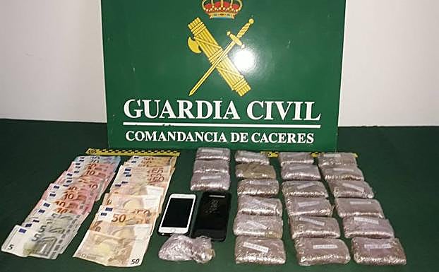 Ingresan en prisión dos varones que circulaban cerca de Plasencia con 2.200 gramos de hachís