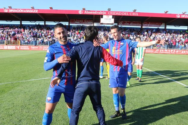 Kike Márquez, Candelas y Borja celebran la victoria. :: j. m. romero