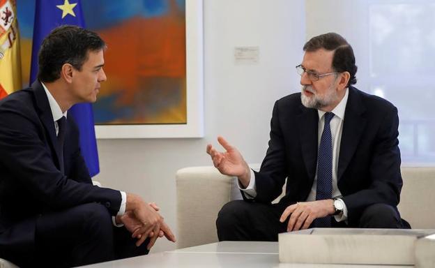 Sánchez y Rajoy, en un momento de su encuentro de ayer en la Moncloa.