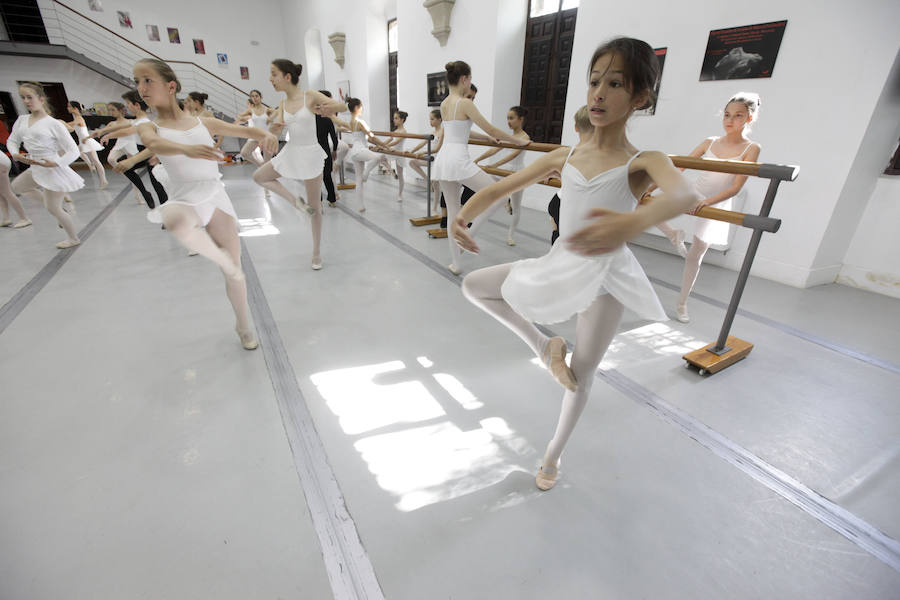 Alumnos del Conservatorio Elemental de Danza, en plena clase.