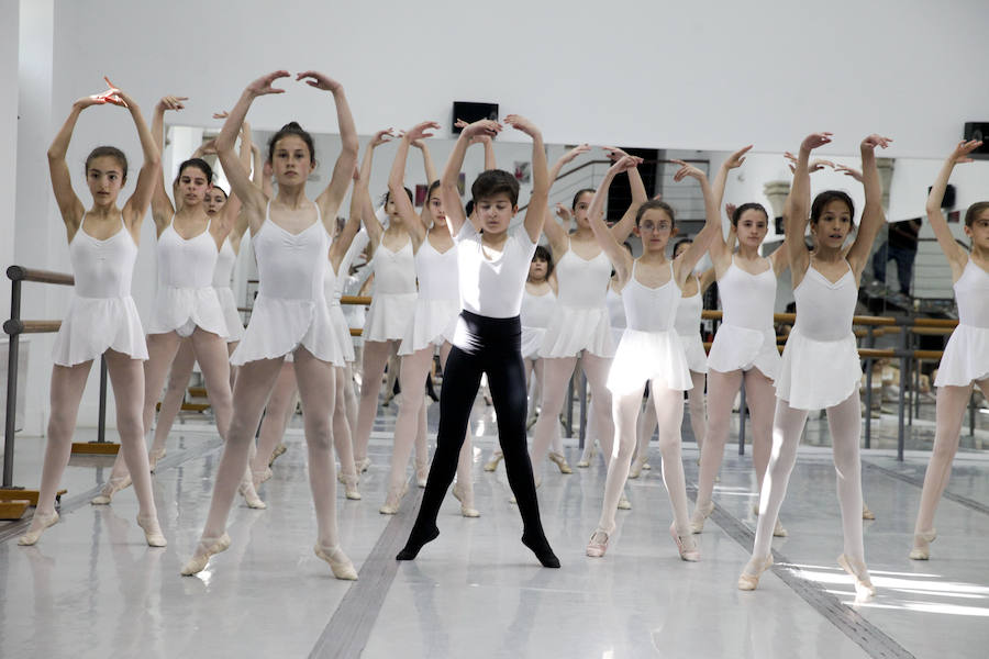 Alumnos del Conservatorio Elemental de Danza, en plena clase.