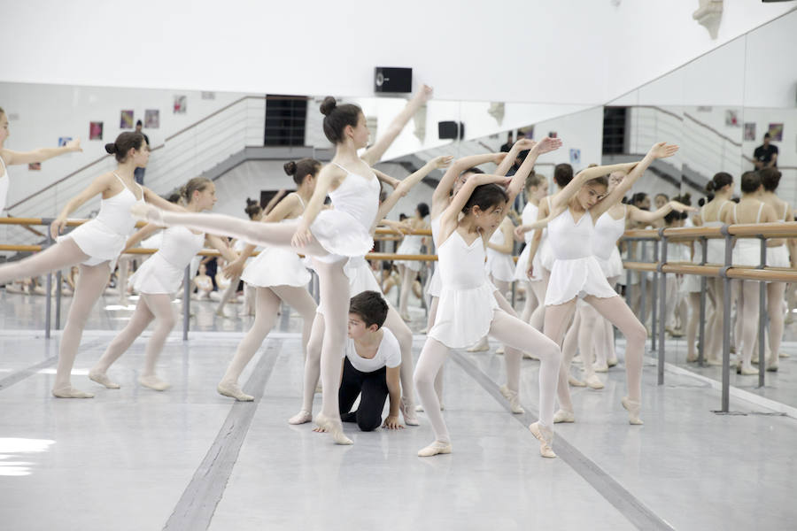 Alumnos del Conservatorio Elemental de Danza, en plena clase.