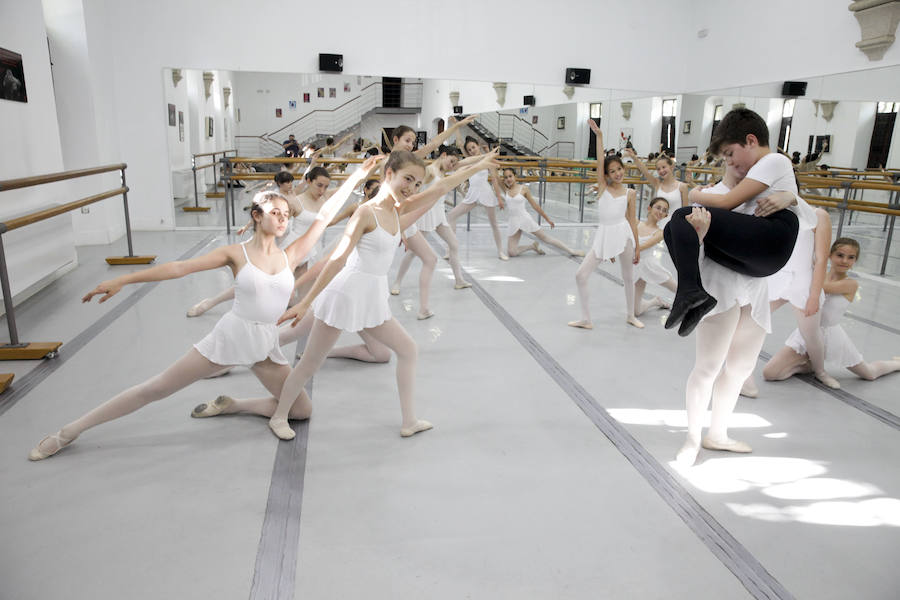 Alumnos del Conservatorio Elemental de Danza, en plena clase.