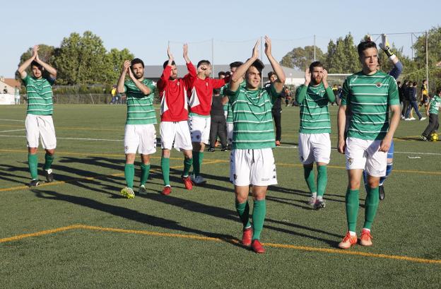 Los jugadores verdes, agradecidos el pasado domingo en Sierra de Fuentes. :: A. Méndez