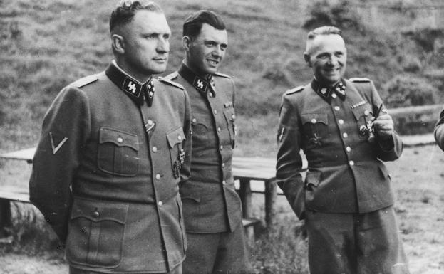 Josef Mengele (centro), con Richard Baer (i.) y Rudolf Höß (d.), comandantes de Auschwitz. 