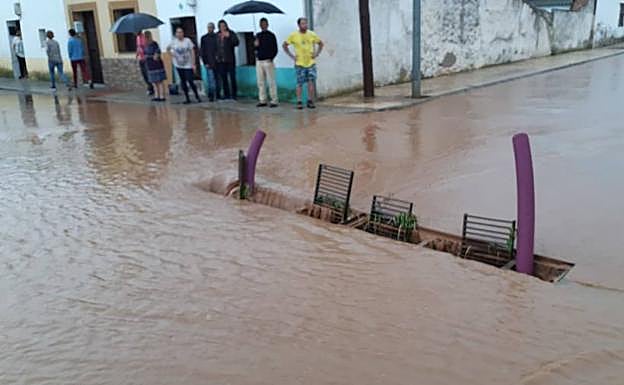 Alcantarilla levantada en una calle de Guareña :: P. FERNÁNDEZ