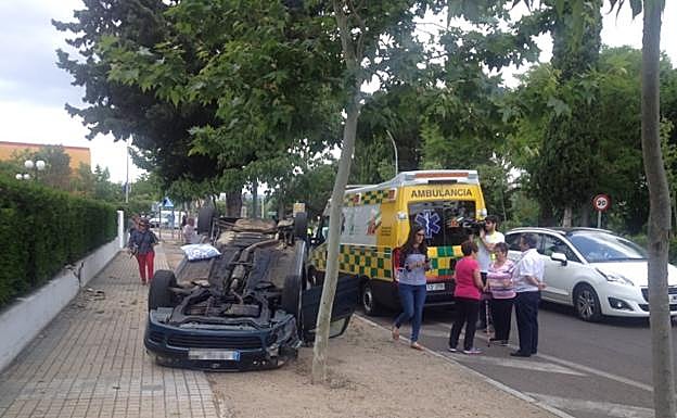 El vehículo ha quedado volcado tras chocar contra un árbol. 