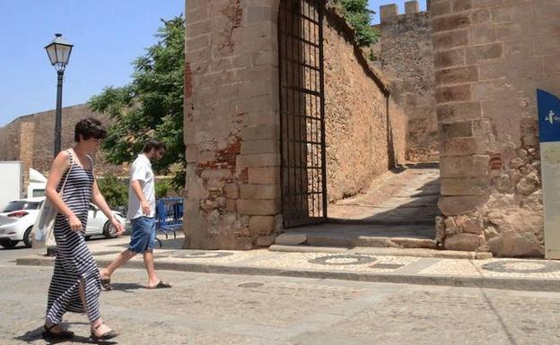 Nuevo impulso para la restauración de la barbacana de la Alcazaba y la puerta del Capitel