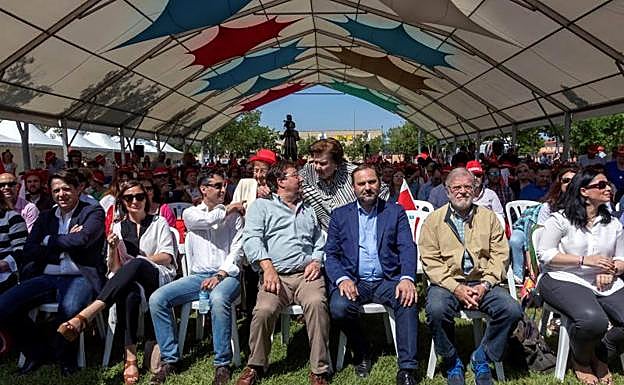 El secretario general de los socialistas extremeños, Guillermo Fernández Vara (4i), el expresidente de la Junta, Juan Carlos Rodríguez Ibarra (2d), y el secretario de Organización del PSOE, José Luis Ábalos (3d), durante el Día de la Rosa. EFE/ Jero Morales
