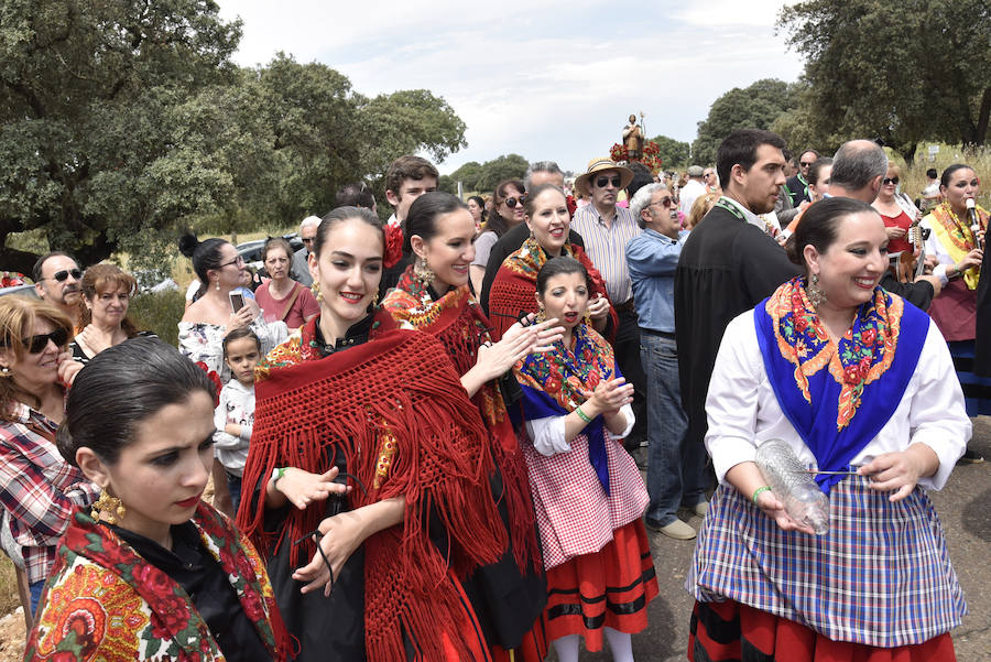 Los tradicionales Coros y Danzas y las canciones populares volvieron ayer a homenajear al patrón de los agricultores y del campo