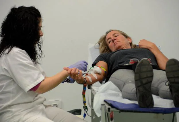 Una mujer dona sangre en las instalaciones de la Hermandad de Badajoz. :: hoy