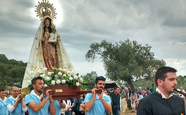 Instantáneas de la procesión con la virgen portada por los jóvenes mayordomos.