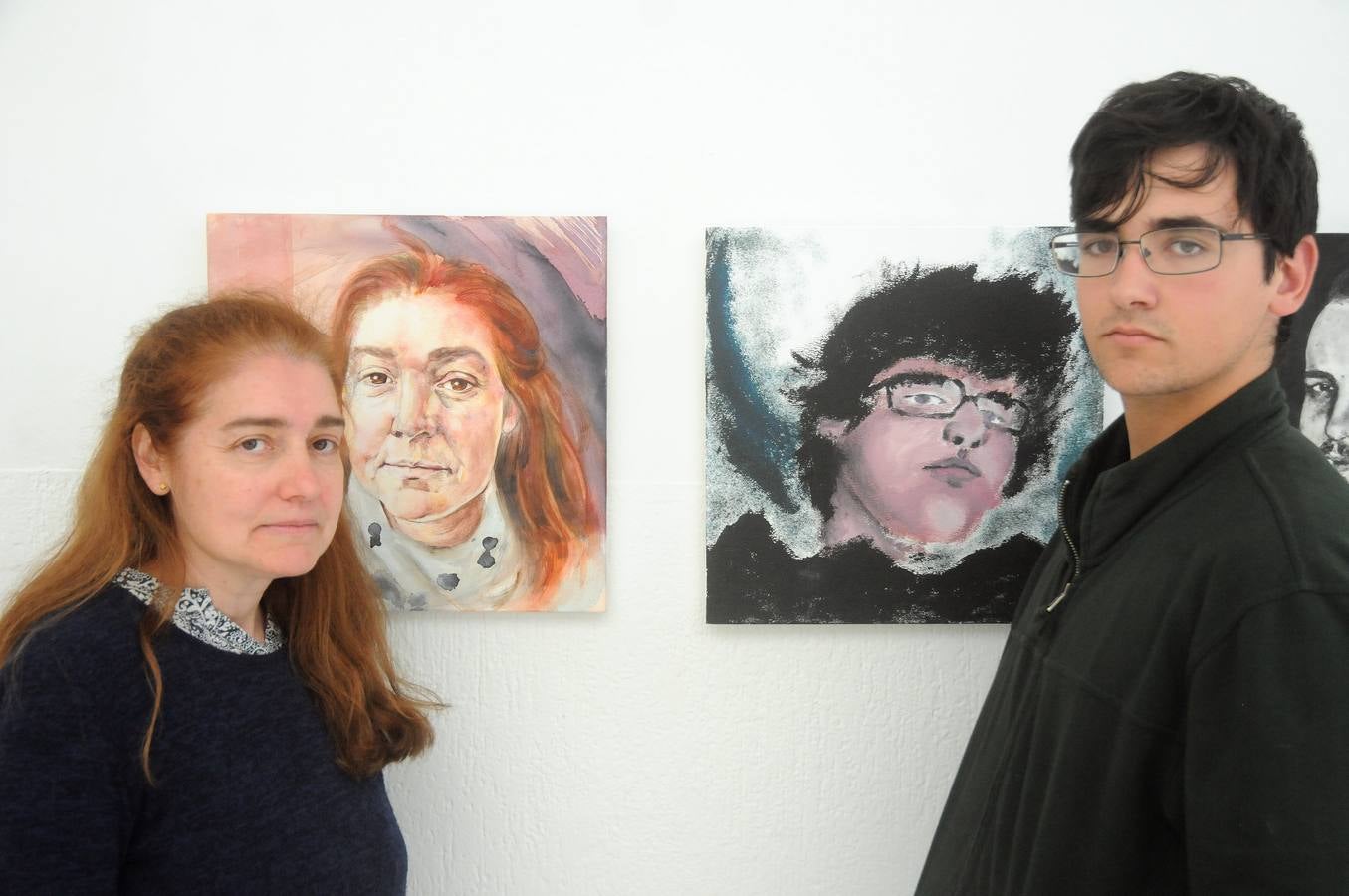 Exposicion organizada por la profesora de dibujo artístistico de la escuela de arte de Mérida, Encarna Ruiz Espejo. Son 70 autoretratos de los alumnos de segundo de bachillerato relizados por ellos mismo. Estos dibujos formarán parte de la orla de fin de curso. Los autorrretratos están realizadas en distintsa expresiones plásticas que adivinan el estilo de pintura de estos futuros artistas.