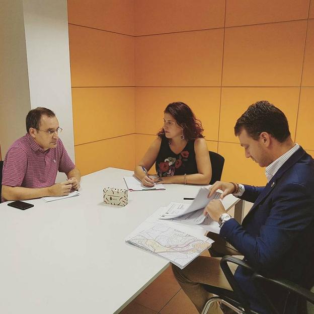 El alcalde jaraiceño con el equipo redactor. :: danae Rodríguez