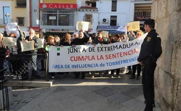 Vecinos de Torrefresnada en una protesta en Mérida 