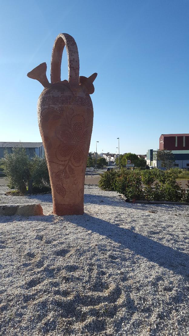 Botijo gigante situado en una rotonda de Salvatierra. :: C.V.