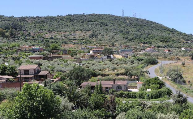 Viviendas en la zona protegida de la sierra de Santa Bárbara. ::