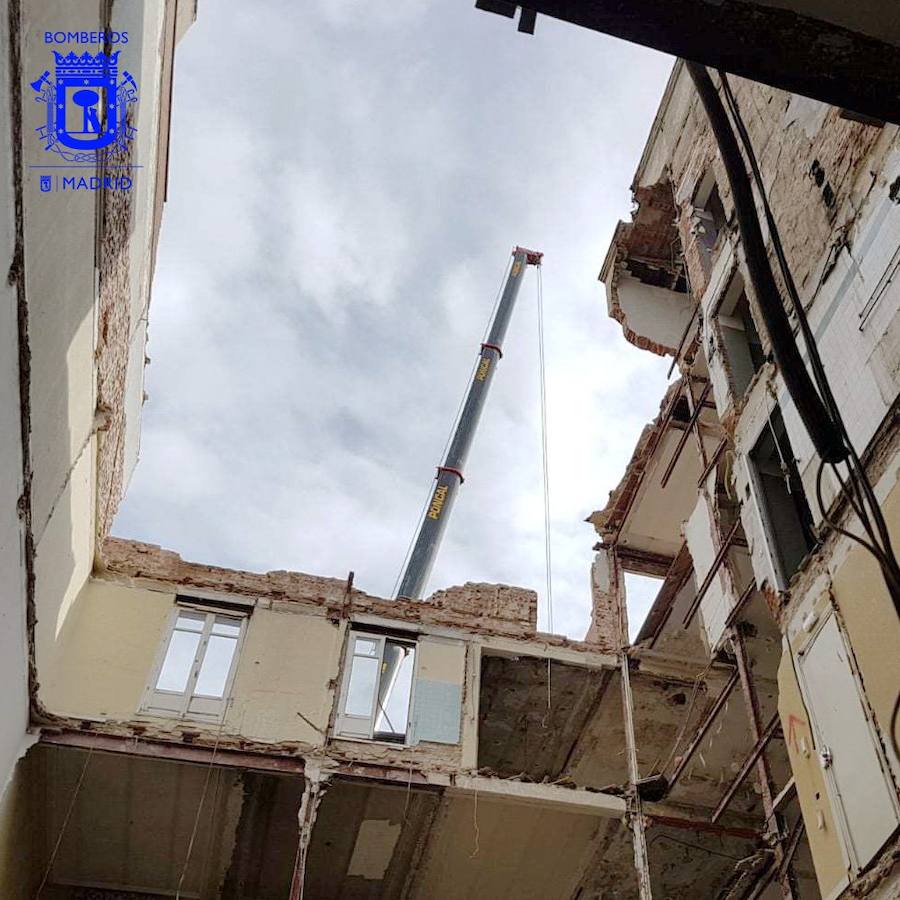 Los Bomberos de Madrid continúan con las labores para encontrar al otro hombre que continúa atrapado entre las ruinas del edificio.