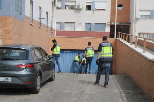 Agentes de la Policía Nacional durante los registros. :: brígido