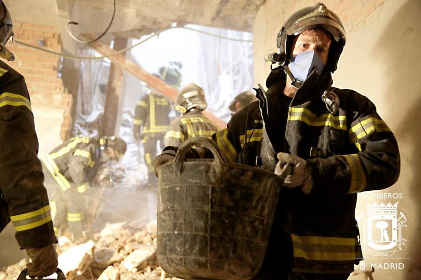 Los Bomberos de Madrid continúan con las labores para encontrar al otro hombre que continúa atrapado entre las ruinas del edificio.