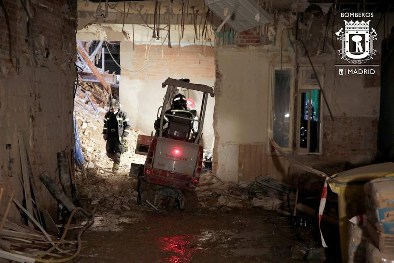 Los Bomberos de Madrid continúan con las labores para encontrar al otro hombre que continúa atrapado entre las ruinas del edificio.