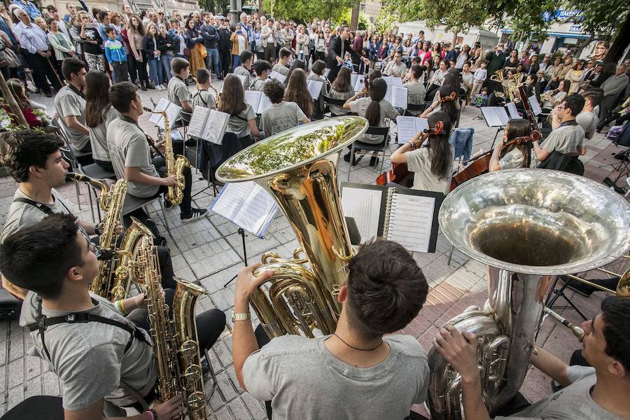 'Música en la calle', ayer en el Paseo de Cánovas. :: 