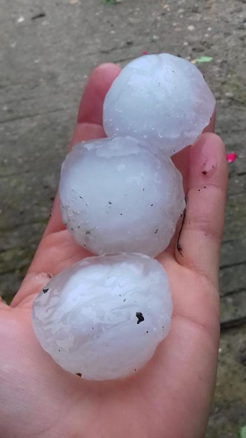 Tejados, canalones, coches... Nada quedó a salvo de la granizada sufrida este jueves en la localidad cacereña 